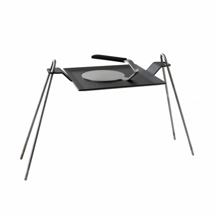 Paketti parila 40x27, nuotioteline ja burgeriprässi neopreenikahvasuojalla ryhmässä Ulkokäyttö @ Kockums Jernverk AB (OUT-06)